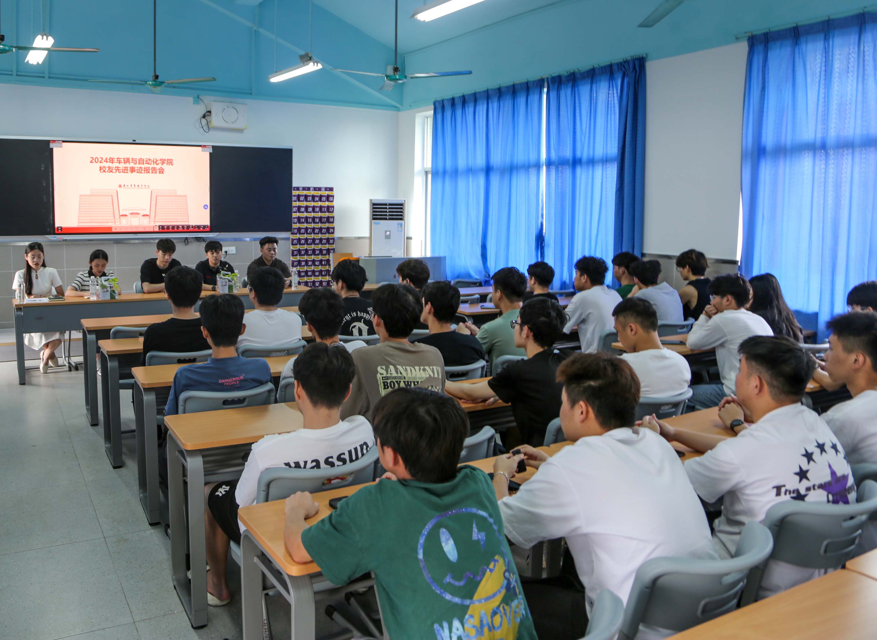 座谈会.jpg