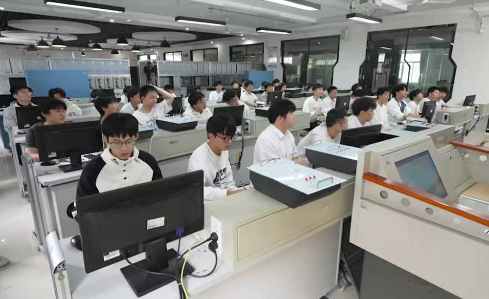 现代电气控制技术实训室.png