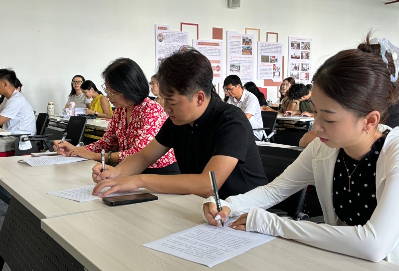 1789088658382066298.jpg 3.师德告知书签订.jpg